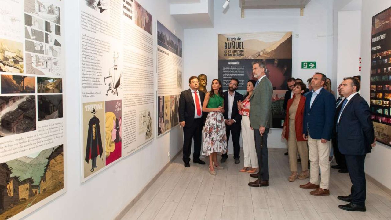 Reyes de España exposición Buñuel en el laberinto de las tortugas Pinofranqueado con motivo del centenario de la visita de S. M. el Rey Alfonso XIII a la comarca de Las Hurdes