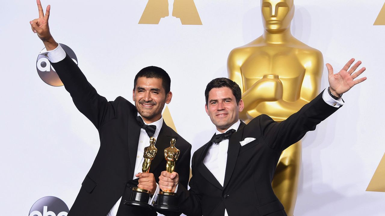 Historia de un oso exhibe su Oscar en la exposición Cine en Chile