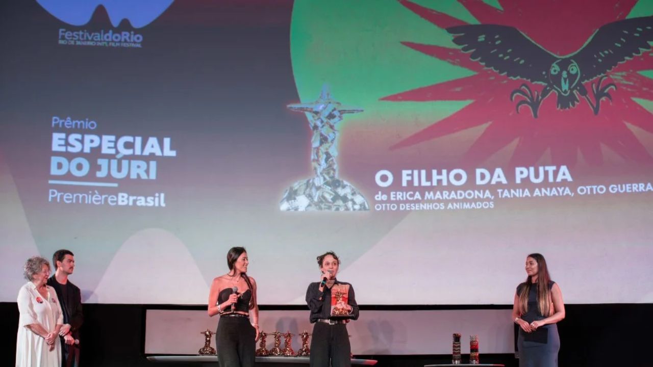 Equipe de O Filho da Puta recebe prêmio no Festival do Rio — Foto_ Christian Rodrigues_Festival do Rio
